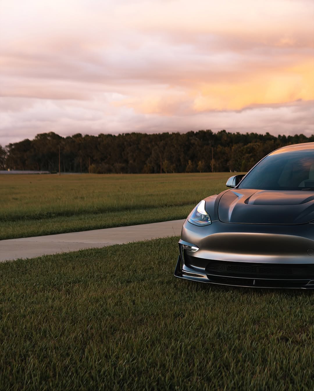 丝绸上的日落。 @sonyalpha a6400 + Sigma 30m F1.4 - - - - #tesla #modifiedtesla #tesla电机 #photography #teslamodel3 #cars #electriccar #tesla生活 #tesla汽车 #tesla车主 #carsofinstagram #carporn #satin #satin深灰色 #wrap #car #car摄影 #sonyalpha #sonya6400 #ocala #florida @rawthemonster_