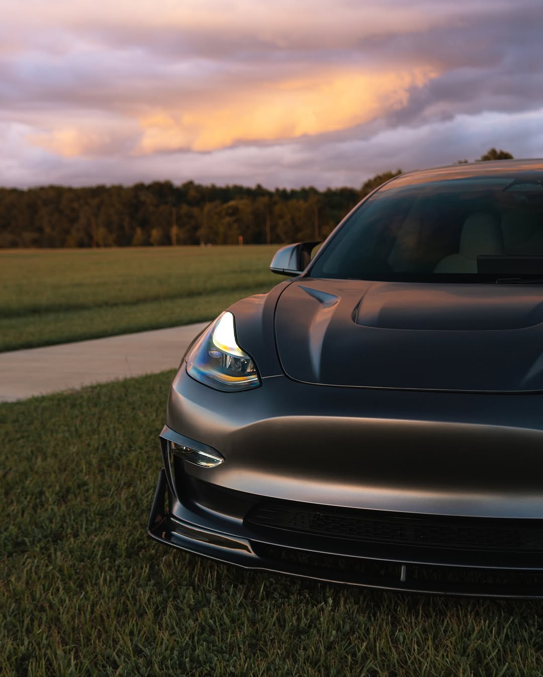 丝绸上的日落。 @sonyalpha a6400 + Sigma 30m F1.4 - - - - #tesla #modifiedtesla #tesla电机 #photography #teslamodel3 #cars #electriccar #tesla生活 #tesla汽车 #tesla车主 #carsofinstagram #carporn #satin #satin深灰色 #wrap #car #car摄影 #sonyalpha #sonya6400 #ocala #florida @rawthemonster_