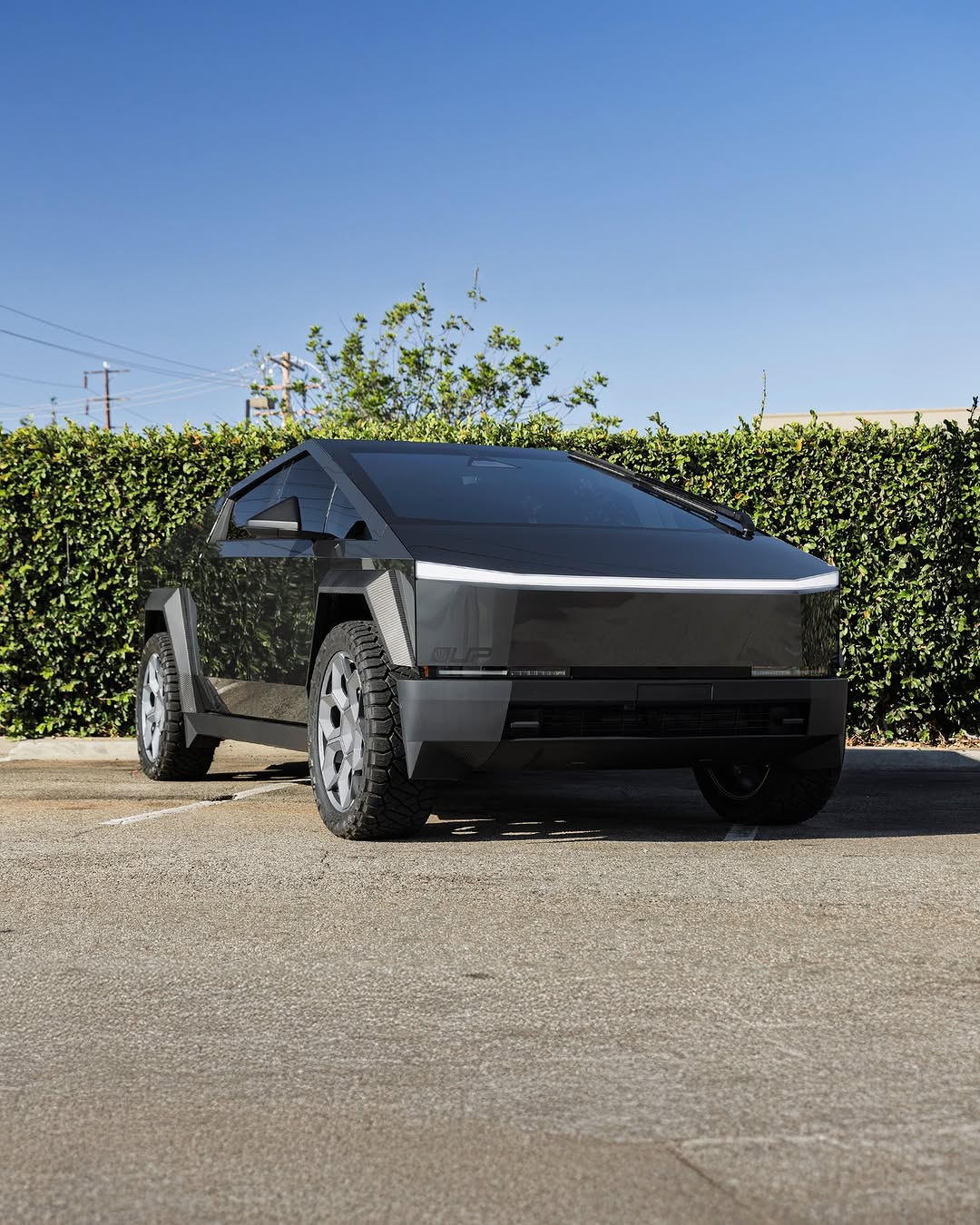 伪造的UP Cybrhex是一种粗犷的新未来主义设计，旨在提供持久的强度，确保带你前往地球及更远的地方。 提供20英寸、22英寸和24英寸尺寸 📐 锻造6061-T6铝合金，达到最大强度和耐用性 💎 HD-重型轮子 🦾 专为搭配特斯拉或UP螺栓以及特斯拉TPMS传感器使用 🔋 无论是否搭配UP INVINCIBLE挡泥板翼子板都完美适配 ✅ @unpluggedperformance