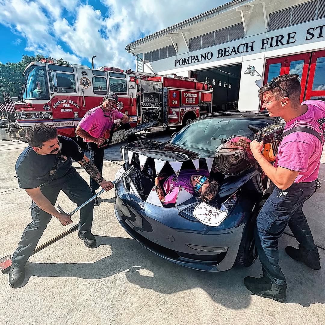 上周制作那些万圣节服装 👻 @teslamotors