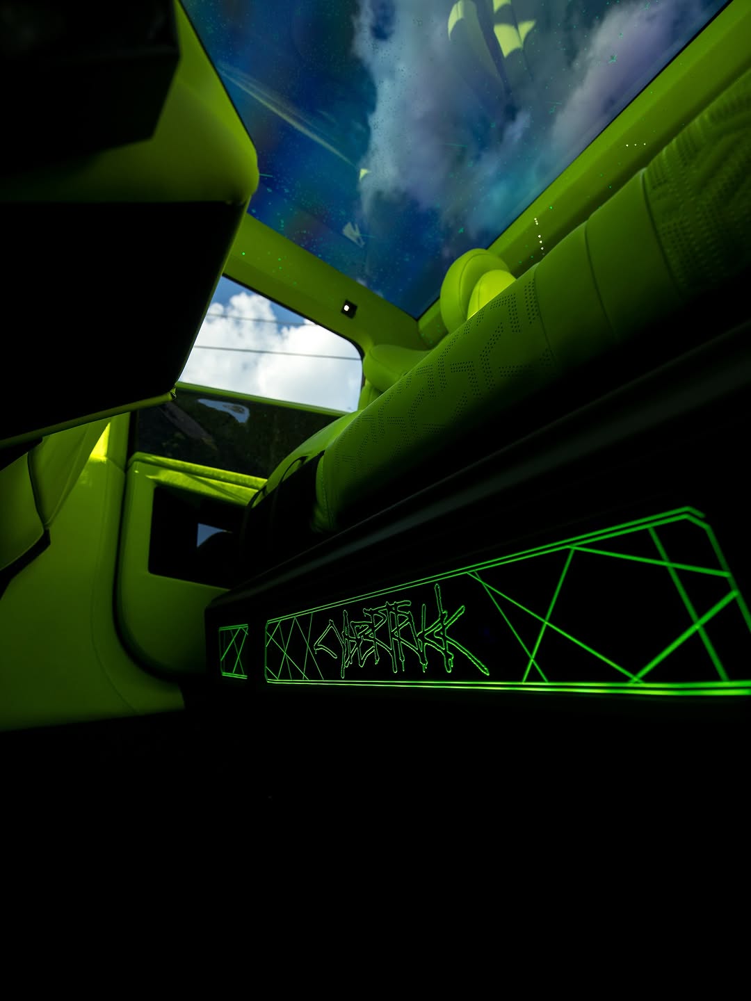 地球上最硬的Cybertruck。 💀⚡️ 花了一整年时间打造——每一寸都做对了。 🇮🇹 14张意大利皮革远道而来，只为包裹这头野兽的内饰。 🪶 所有东西都是锻造碳纤维——仪表盘、门板、方向盘