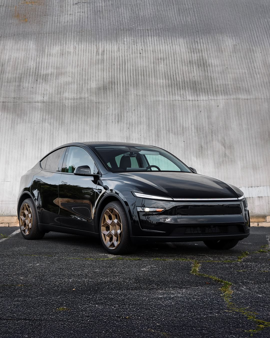 用UP Forged CYBRHEX为你的Model Y增添粗犷的性能和未来感设计。了解更多详情，请访问我们的网站。 🛰️ @unpluggedperformance