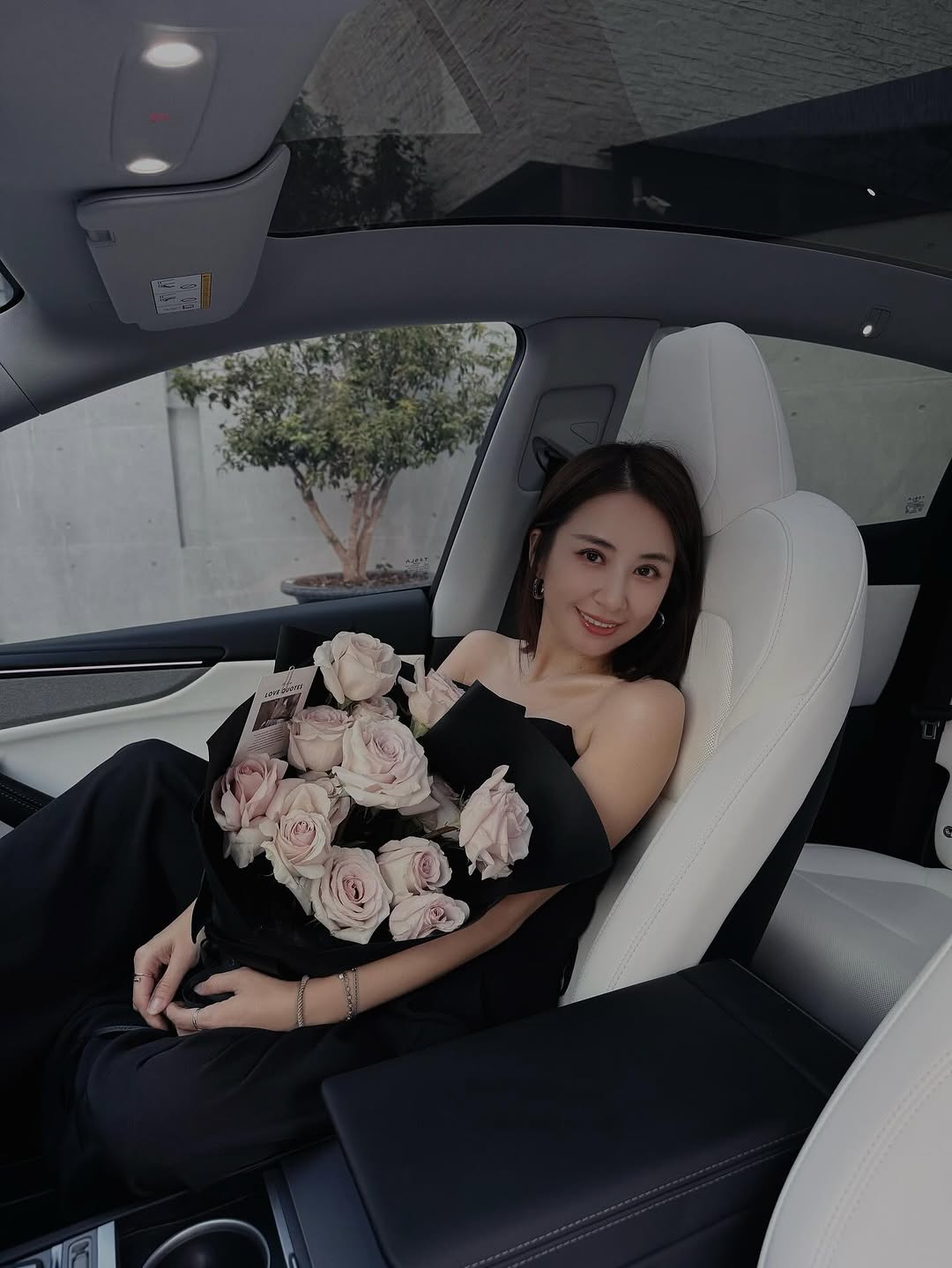 今年生日，送了自己一辆车 虽然不是最贵的，但却是自己喜欢的 最让自己开心的不是买了一辆车 而是决定买车的过程 可以不用问老公，可以不用问父母 可以不在意金额，可以没有太多限制 只要问自己 喜不喜欢 这种小小的能力（值得庆祝一下😂） 谢谢我亲爱的小菊妈妈，赋予我有技术的才能 感谢我的贵人，就是我自己 因为对自己总是抱持严苛的执行力 感谢身边一起打拼的你们🤎 一直以来，觉得努力赚钱是一件必须的事 由于从小在贫困家庭长大 所以对自己要求比较高， 即使结婚了，我也从未懈怠工作！ 除了希望能够照顾自己， 也能够凭自己的力量保护家人， 一路走来也是辛苦到今天， 但我享受着工作， 享受着工作带给自己更多的不同层面的认知 虽然人生在今年遇到了低潮期， 但感谢我身边的大家，总是给予我正能量🤎 今年年龄再度翻篇，又是一个新的章节 Cheers to another year of me! 🍻 愿自己持续拥有 #選擇權的人生🤎 #生日快樂 #朝目標前進 #特斯拉 @joliya_miya