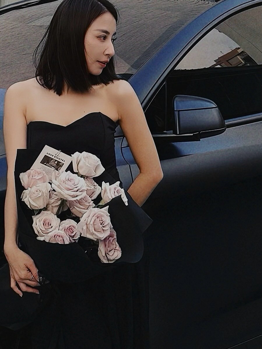 今年生日，送了自己一辆车 虽然不是最贵的，但却是自己喜欢的 最让自己开心的不是买了一辆车 而是决定买车的过程 可以不用问老公，可以不用问父母 可以不在意金额，可以没有太多限制 只要问自己 喜不喜欢 这种小小的能力（值得庆祝一下😂） 谢谢我亲爱的小菊妈妈，赋予我有技术的才能 感谢我的贵人，就是我自己 因为对自己总是抱持严苛的执行力 感谢身边一起打拼的你们🤎 一直以来，觉得努力赚钱是一件必须的事 由于从小在贫困家庭长大 所以对自己要求比较高， 即使结婚了，我也从未懈怠工作！ 除了希望能够照顾自己， 也能够凭自己的力量保护家人， 一路走来也是辛苦到今天， 但我享受着工作， 享受着工作带给自己更多的不同层面的认知 虽然人生在今年遇到了低潮期， 但感谢我身边的大家，总是给予我正能量🤎 今年年龄再度翻篇，又是一个新的章节 Cheers to another year of me! 🍻 愿自己持续拥有 #選擇權的人生🤎 #生日快樂 #朝目標前進 #特斯拉 @joliya_miya