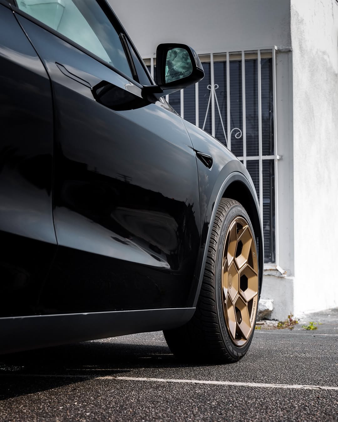 用UP Forged CYBRHEX为你的Model Y增添粗犷的性能和未来感设计。了解更多详情，请访问我们的网站。 🛰️ @unpluggedperformance