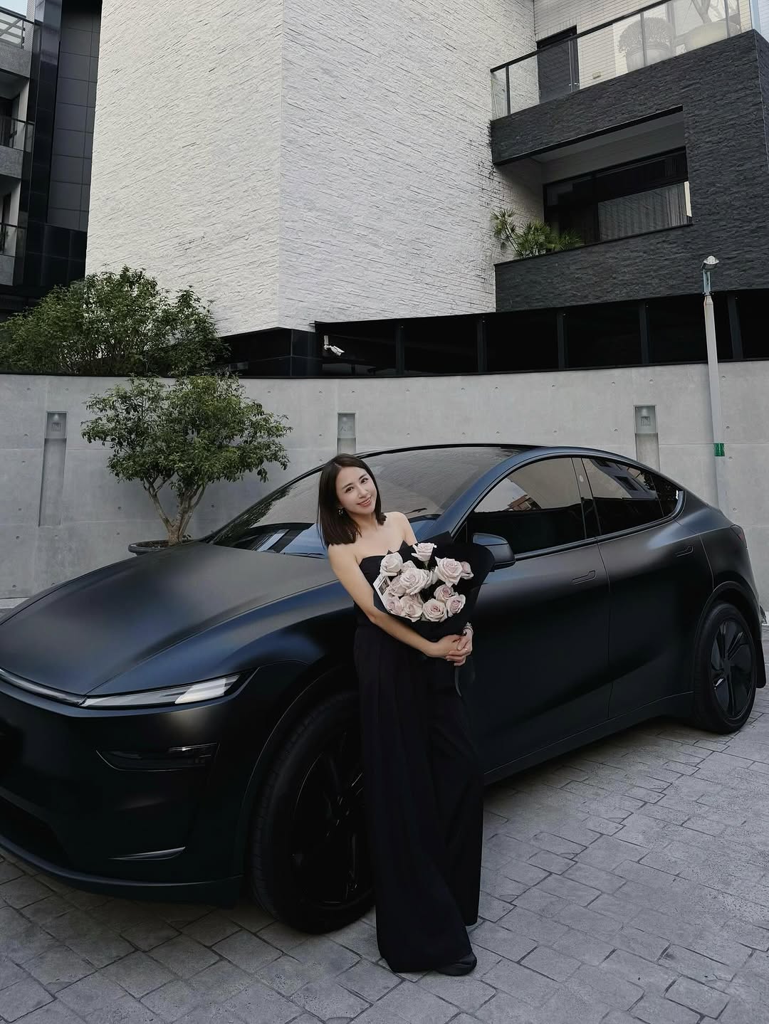 今年生日，送了自己一辆车 虽然不是最贵的，但却是自己喜欢的 最让自己开心的不是买了一辆车 而是决定买车的过程 可以不用问老公，可以不用问父母 可以不在意金额，可以没有太多限制 只要问自己 喜不喜欢 这种小小的能力（值得庆祝一下😂） 谢谢我亲爱的小菊妈妈，赋予我有技术的才能 感谢我的贵人，就是我自己 因为对自己总是抱持严苛的执行力 感谢身边一起打拼的你们🤎 一直以来，觉得努力赚钱是一件必须的事 由于从小在贫困家庭长大 所以对自己要求比较高， 即使结婚了，我也从未懈怠工作！ 除了希望能够照顾自己， 也能够凭自己的力量保护家人， 一路走来也是辛苦到今天， 但我享受着工作， 享受着工作带给自己更多的不同层面的认知 虽然人生在今年遇到了低潮期， 但感谢我身边的大家，总是给予我正能量🤎 今年年龄再度翻篇，又是一个新的章节 Cheers to another year of me! 🍻 愿自己持续拥有 #選擇權的人生🤎 #生日快樂 #朝目標前進 #特斯拉 @joliya_miya