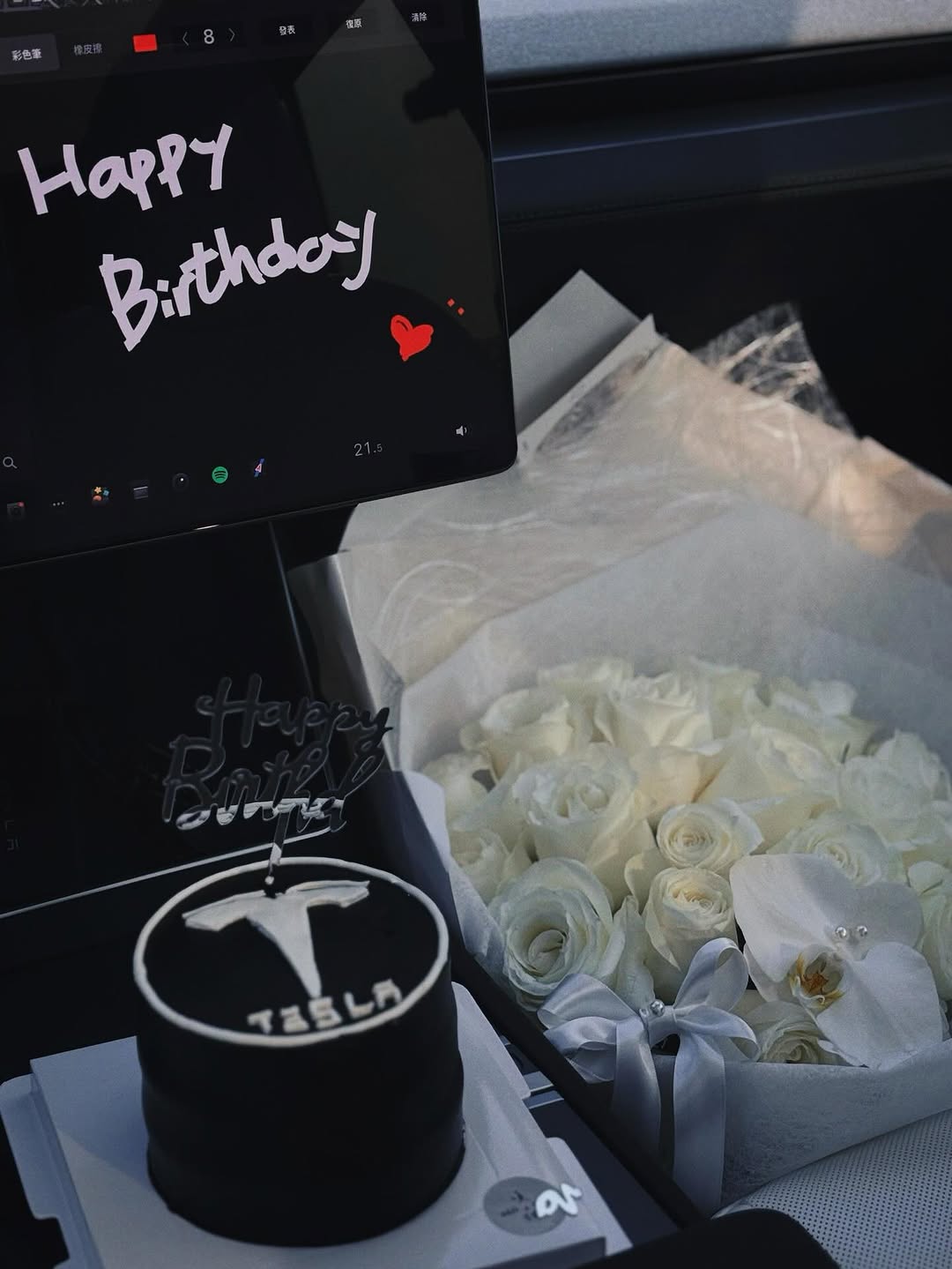 今年生日，送了自己一辆车 虽然不是最贵的，但却是自己喜欢的 最让自己开心的不是买了一辆车 而是决定买车的过程 可以不用问老公，可以不用问父母 可以不在意金额，可以没有太多限制 只要问自己 喜不喜欢 这种小小的能力（值得庆祝一下😂） 谢谢我亲爱的小菊妈妈，赋予我有技术的才能 感谢我的贵人，就是我自己 因为对自己总是抱持严苛的执行力 感谢身边一起打拼的你们🤎 一直以来，觉得努力赚钱是一件必须的事 由于从小在贫困家庭长大 所以对自己要求比较高， 即使结婚了，我也从未懈怠工作！ 除了希望能够照顾自己， 也能够凭自己的力量保护家人， 一路走来也是辛苦到今天， 但我享受着工作， 享受着工作带给自己更多的不同层面的认知 虽然人生在今年遇到了低潮期， 但感谢我身边的大家，总是给予我正能量🤎 今年年龄再度翻篇，又是一个新的章节 Cheers to another year of me! 🍻 愿自己持续拥有 #選擇權的人生🤎 #生日快樂 #朝目標前進 #特斯拉 @joliya_miya
