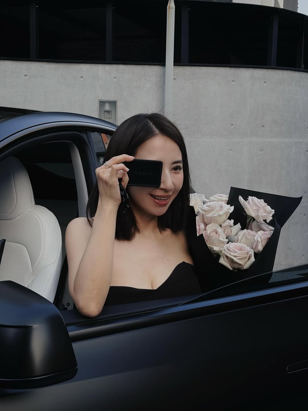 今年生日，送了自己一辆车 虽然不是最贵的，但却是自己喜欢的 最让自己开心的不是买了一辆车 而是决定买车的过程 可以不用问老公，可以不用问父母 可以不在意金额，可以没有太多限制 只要问自己 喜不喜欢 这