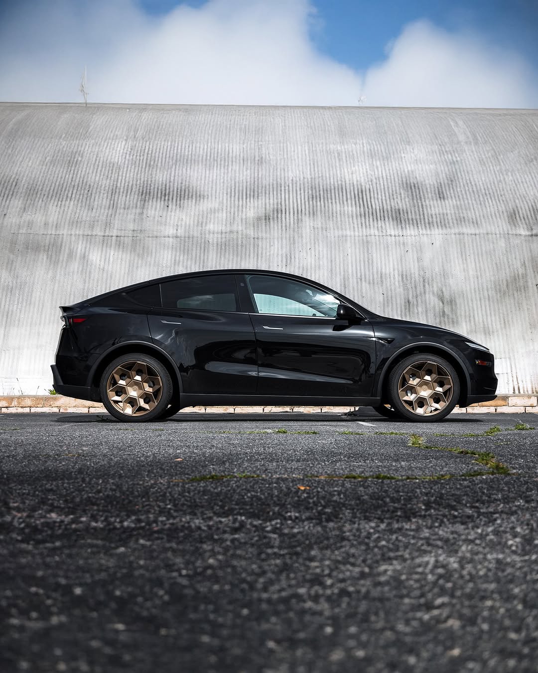 用UP Forged CYBRHEX为你的Model Y增添粗犷的性能和未来感设计。了解更多详情，请访问我们的网站。 🛰️ @unpluggedperformance