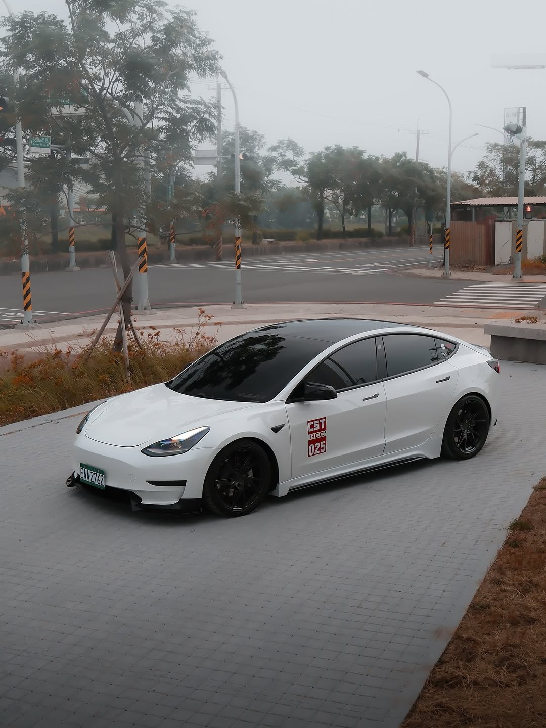 试试不同的修图风格 "风格"这两个字 看似简单 却可以相差很多 闭嘴 拍照啦～ #HCC #花蓮青年會攝 #extremist #extremist_club #花蓮景點 #花蓮秘境 #tesla #teslamodel3 #靜態攝影 #動態攝影 #teslaclubofamerica @just20240811