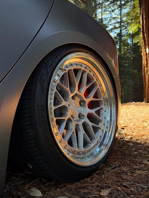 像这个季节的落叶一样被装袋了 🍂 #tesla #airsuspension #cars #november @m3p_gio