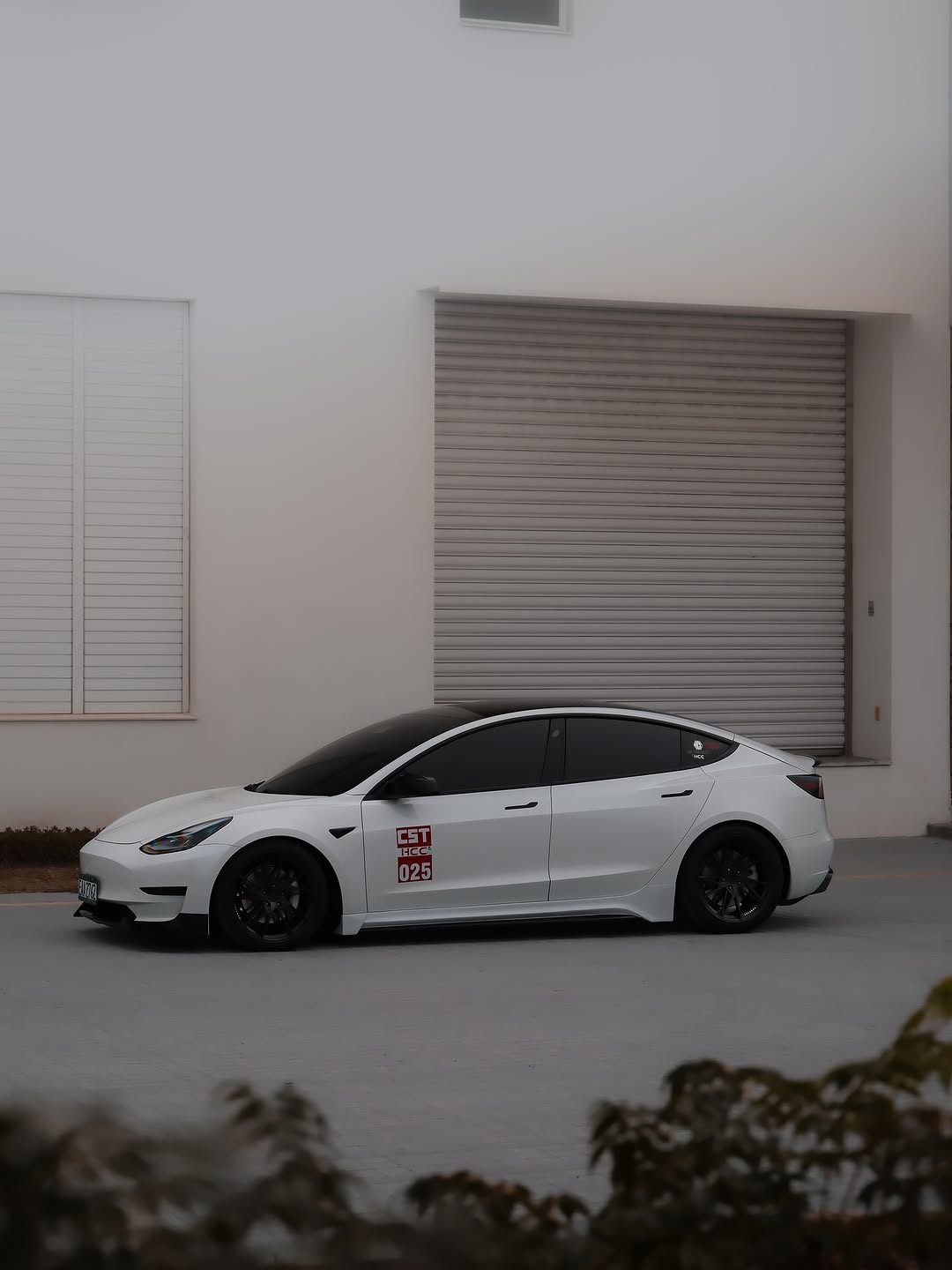 试试不同的修图风格 "风格"这两个字 看似简单 却可以相差很多 闭嘴 拍照啦～ #HCC #花蓮青年會攝 #extremist #extremist_club #花蓮景點 #花蓮秘境 #tesla #teslamodel3 #靜態攝影 #動態攝影 #teslaclubofamerica @just20240811