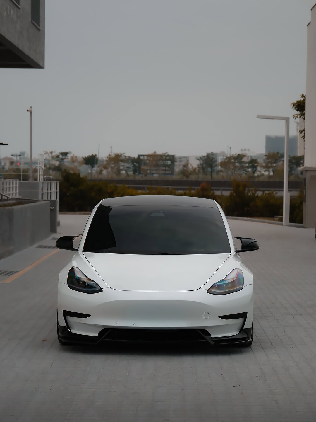 试试不同的修图风格 "风格"这两个字 看似简单 却可以相差很多 闭嘴 拍照啦～ #HCC #花蓮青年會攝 #extremist #extremist_club #花蓮景點 #花蓮秘境 #tesla #teslamodel3 #靜態攝影 #動態攝影 #teslaclubofamerica @just20240811