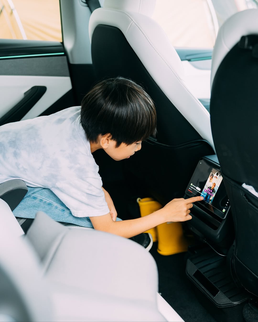 【FAMCAR SNAP】 NO.018：户崎家族 爸爸：40多岁（公司董事） 妈妈：40多岁 长男：7岁 次女：4岁 Model Y #famcarclub #teslamodely #modely #mytesla #teslaowners #teslagram #teslalife #drivetesla #teslacommunity #teslalove #electricvehicle #evlife #futureofdriving #テスラ #モデルY #テスラModel Y #EVカー #ファミリーカー #キッズファッション #キッズスタイル #ママコーデ #ママコーデ时尚 #子供のいる暮らし #親子スナップ #ママファッション #男の子コーデ #女の子コーデ #親子ファッション #家族コーデ #家族コーデ #親子リンクコーデ @famcar_club