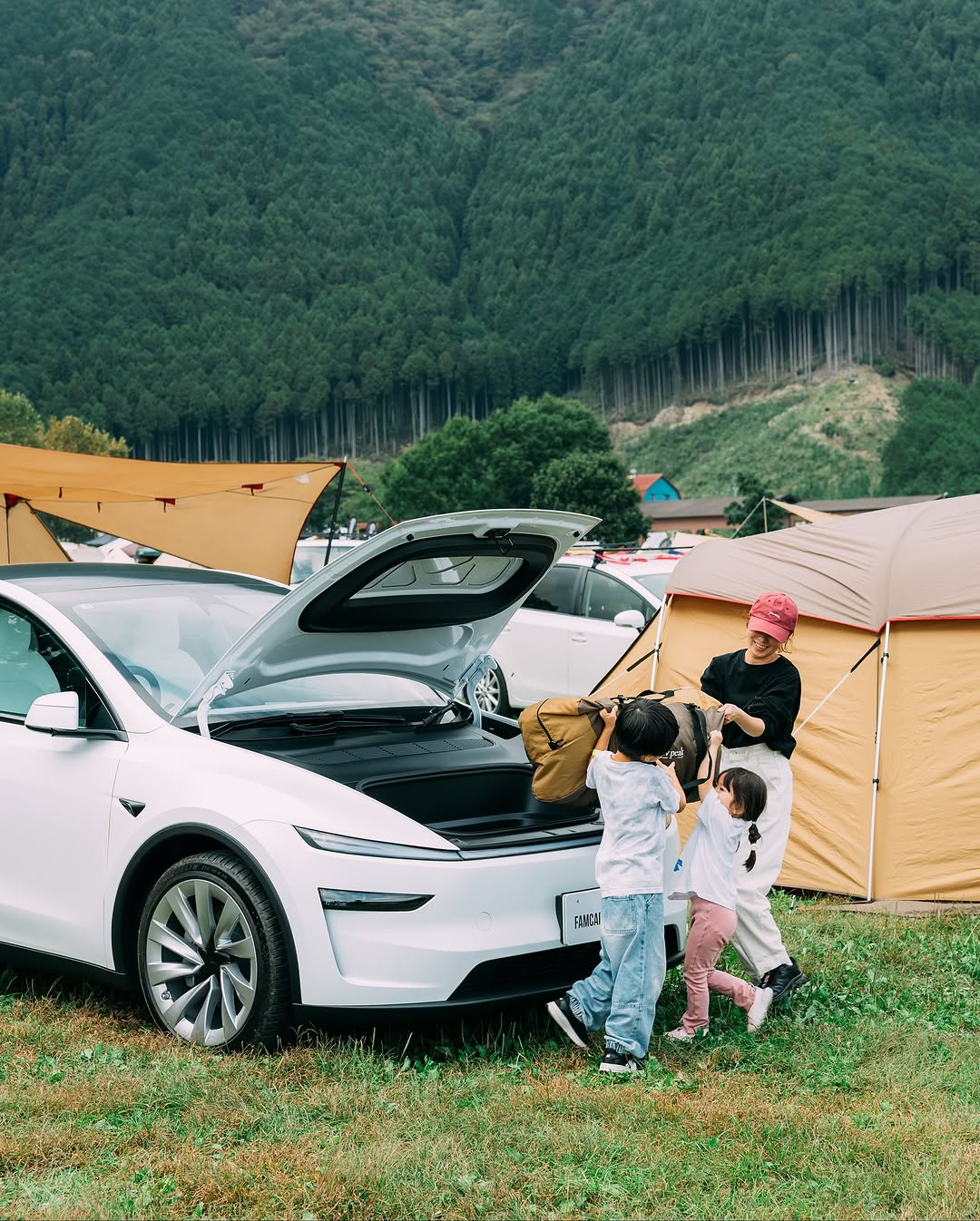 【FAMCAR SNAP】 NO.018：户崎家族 爸爸：40多岁（公司董事） 妈妈：40多岁 长男：7岁 次女：4岁 Model Y #famcarclub #teslamodely #modely #mytesla #teslaowners #teslagram #teslalife #drivetesla #teslacommunity #teslalove #electricvehicle #evlife #futureofdriving #テスラ #モデルY #テスラModel Y #EVカー #ファミリーカー #キッズファッション #キッズスタイル #ママコーデ #ママコーデ时尚 #子供のいる暮らし #親子スナップ #ママファッション #男の子コーデ #女の子コーデ #親子ファッション #家族コーデ #家族コーデ #親子リンクコーデ @famcar_club