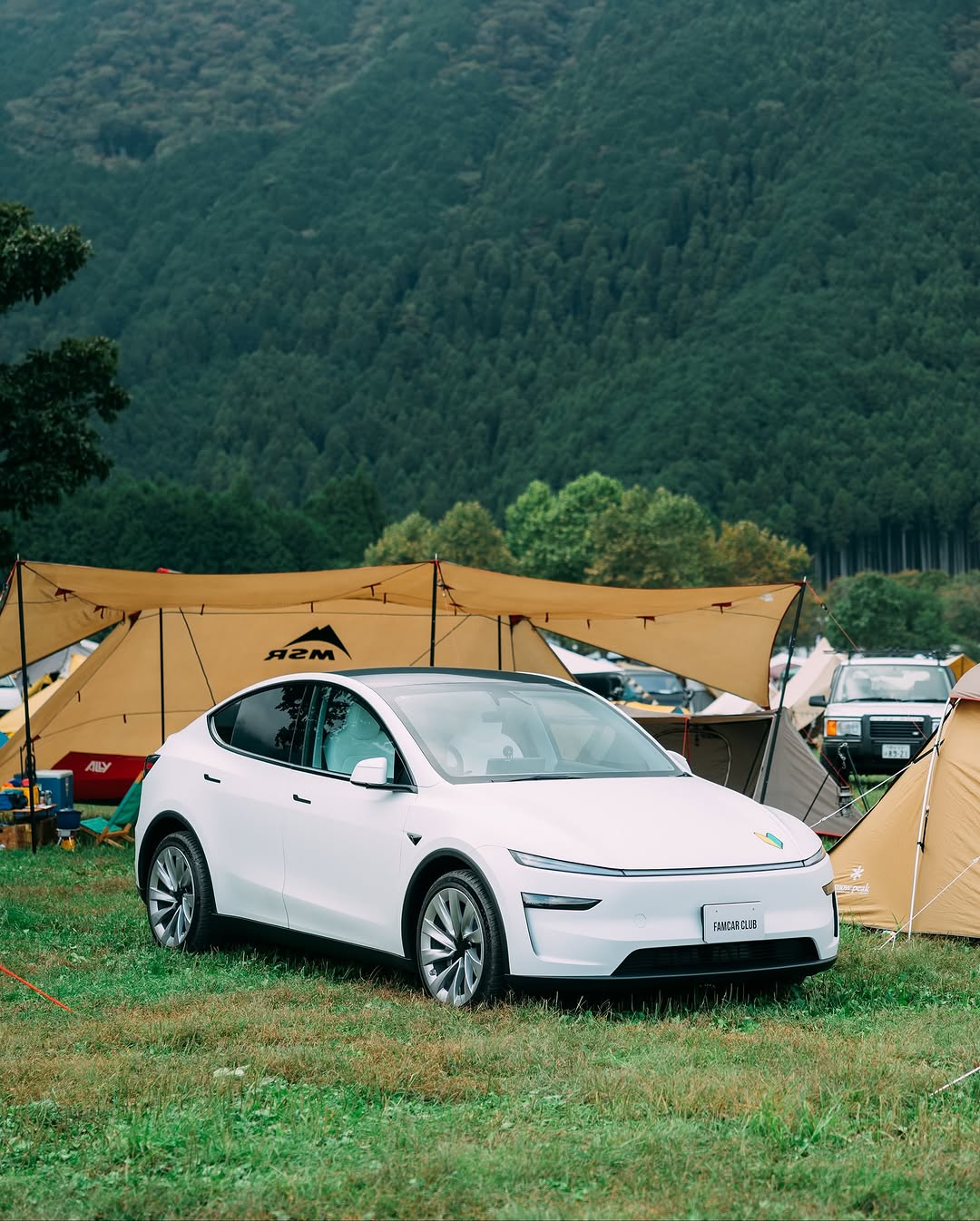 【FAMCAR SNAP】 NO.018：户崎家族 爸爸：40多岁（公司董事） 妈妈：40多岁 长男：7岁 次女：4岁 Model Y #famcarclub #teslamodely #modely #mytesla #teslaowners #teslagram #teslalife #drivetesla #teslacommunity #teslalove #electricvehicle #evlife #futureofdriving #テスラ #モデルY #テスラModel Y #EVカー #ファミリーカー #キッズファッション #キッズスタイル #ママコーデ #ママコーデ时尚 #子供のいる暮らし #親子スナップ #ママファッション #男の子コーデ #女の子コーデ #親子ファッション #家族コーデ #家族コーデ #親子リンクコーデ @famcar_club