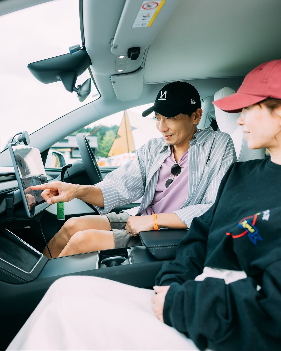 【FAMCAR SNAP】 NO.018：户崎家族 爸爸：40多岁（公司董事） 妈妈：40多岁 长男：7岁 次女：4岁 Model Y #famcarclub #teslamodely #modely #mytesla #teslaowners #teslagram #teslalife #drivetesla #teslacommunity #teslalove #electricvehicle #evlife #futureofdriving #テスラ #モデルY #テスラModel Y #EVカー #ファミリーカー #キッズファッション #キッズスタイル #ママコーデ #ママコーデ时尚 #子供のいる暮らし #親子スナップ #ママファッション #男の子コーデ #女の子コーデ #親子ファッション #家族コーデ #家族コーデ #親子リンクコーデ @famcar_club