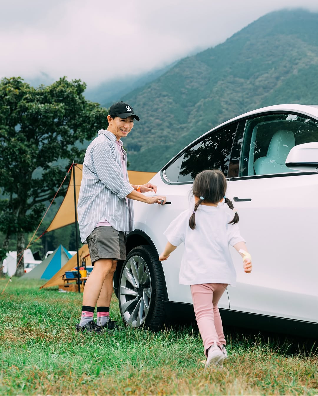 【FAMCAR SNAP】 NO.018：户崎家族 爸爸：40多岁（公司董事） 妈妈：40多岁 长男：7岁 次女：4岁 Model Y #famcarclub #teslamodely #modely #mytesla #teslaowners #teslagram #teslalife #drivetesla #teslacommunity #teslalove #electricvehicle #evlife #futureofdriving #テスラ #モデルY #テスラModel Y #EVカー #ファミリーカー #キッズファッション #キッズスタイル #ママコーデ #ママコーデ时尚 #子供のいる暮らし #親子スナップ #ママファッション #男の子コーデ #女の子コーデ #親子ファッション #家族コーデ #家族コーデ #親子リンクコーデ @famcar_club