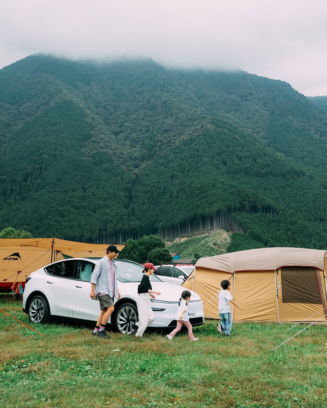 【FAMCAR SNAP】 NO.018：户崎家族 爸爸：40多岁（公司董事） 妈妈：40多岁 长男：7岁 次女：4岁 Model Y #famcarclub #teslamodely #modely #mytesla #teslaowners #teslagram #teslalife #drivetesla #teslacommunity #teslalove #electricvehicle #evlife #futureofdriving #テスラ #モデルY #テスラModel Y #EVカー #ファミリーカー #キッズファッション #キッズスタイル #ママコーデ #ママコーデ时尚 #子供のいる暮らし #親子スナップ #ママファッション #男の子コーデ #女の子コーデ #親子ファッション #家族コーデ #家族コーデ #親子リンクコーデ @famcar_club