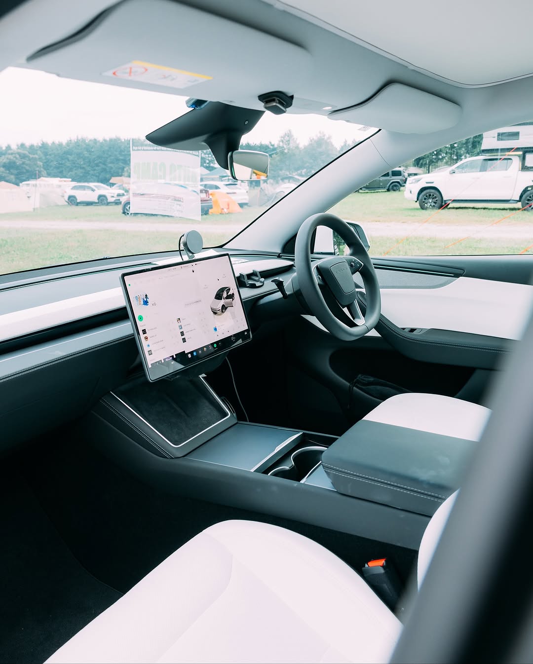 【FAMCAR SNAP】 NO.018：户崎家族 爸爸：40多岁（公司董事） 妈妈：40多岁 长男：7岁 次女：4岁 Model Y #famcarclub #teslamodely #modely #mytesla #teslaowners #teslagram #teslalife #drivetesla #teslacommunity #teslalove #electricvehicle #evlife #futureofdriving #テスラ #モデルY #テスラModel Y #EVカー #ファミリーカー #キッズファッション #キッズスタイル #ママコーデ #ママコーデ时尚 #子供のいる暮らし #親子スナップ #ママファッション #男の子コーデ #女の子コーデ #親子ファッション #家族コーデ #家族コーデ #親子リンクコーデ @famcar_club