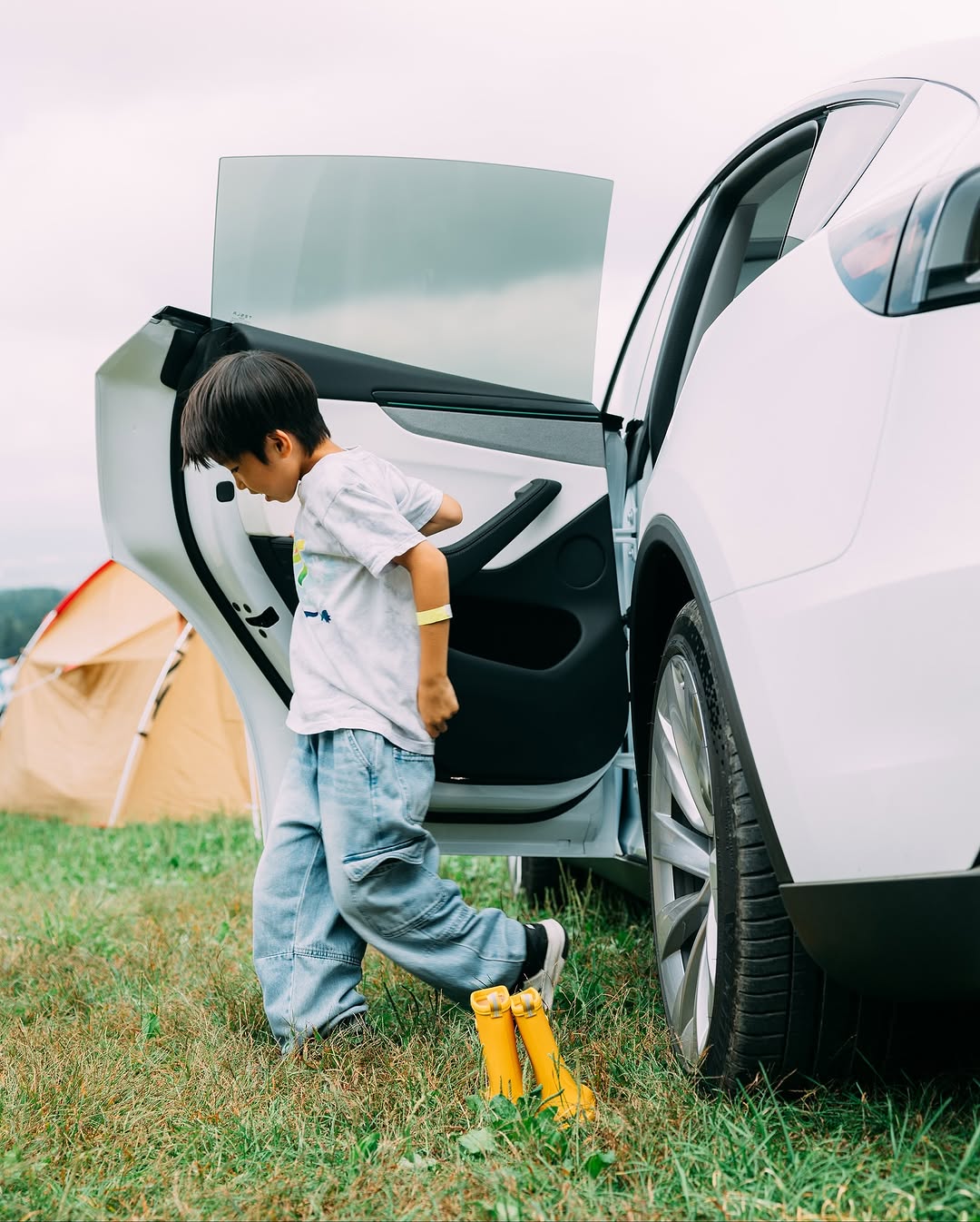 【FAMCAR SNAP】 NO.018：户崎家族 爸爸：40多岁（公司董事） 妈妈：40多岁 长男：7岁 次女：4岁 Model Y #famcarclub #teslamodely #modely #mytesla #teslaowners #teslagram #teslalife #drivetesla #teslacommunity #teslalove #electricvehicle #evlife #futureofdriving #テスラ #モデルY #テスラModel Y #EVカー #ファミリーカー #キッズファッション #キッズスタイル #ママコーデ #ママコーデ时尚 #子供のいる暮らし #親子スナップ #ママファッション #男の子コーデ #女の子コーデ #親子ファッション #家族コーデ #家族コーデ #親子リンクコーデ @famcar_club