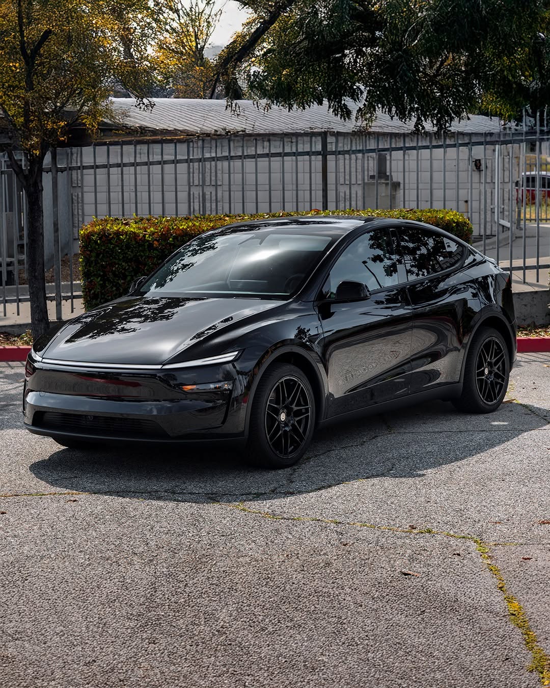 照片中展示的是UP x BBS飞机场轮毂，目前有售。独家BBS x Unplugged Performance设计。20×9 +32 OEM+适配，适用于任何Model Y或Model 3。库存即将售罄，此价格不会再出现。请在12月2日前尽快购买。 @unpluggedperformance