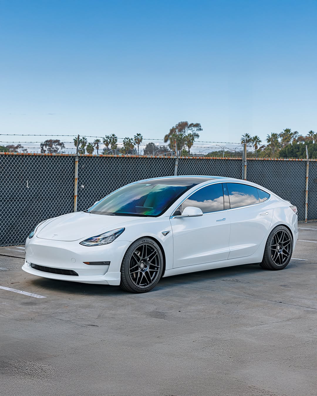 照片中展示的是UP x BBS飞机场轮毂，目前有售。独家BBS x Unplugged Performance设计。20×9 +32 OEM+适配，适用于任何Model Y或Model 3。库存即将售罄，此价格不会再出现。请在12月2日前尽快购买。 @unpluggedperformance