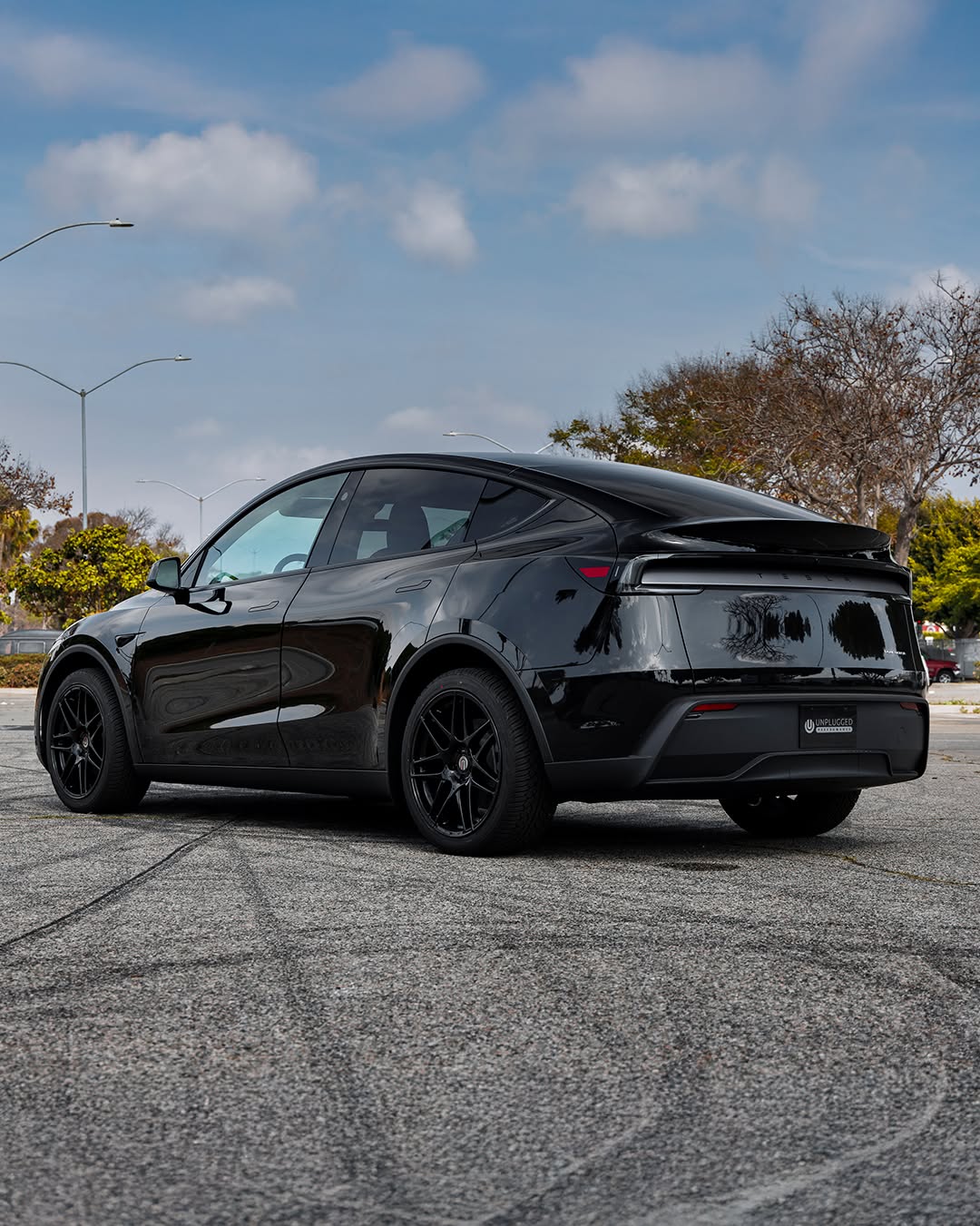 照片中展示的是UP x BBS飞机场轮毂，目前有售。独家BBS x Unplugged Performance设计。20×9 +32 OEM+适配，适用于任何Model Y或Model 3。库存即将售罄，此价格不会再出现。请在12月2日前尽快购买。 @unpluggedperformance