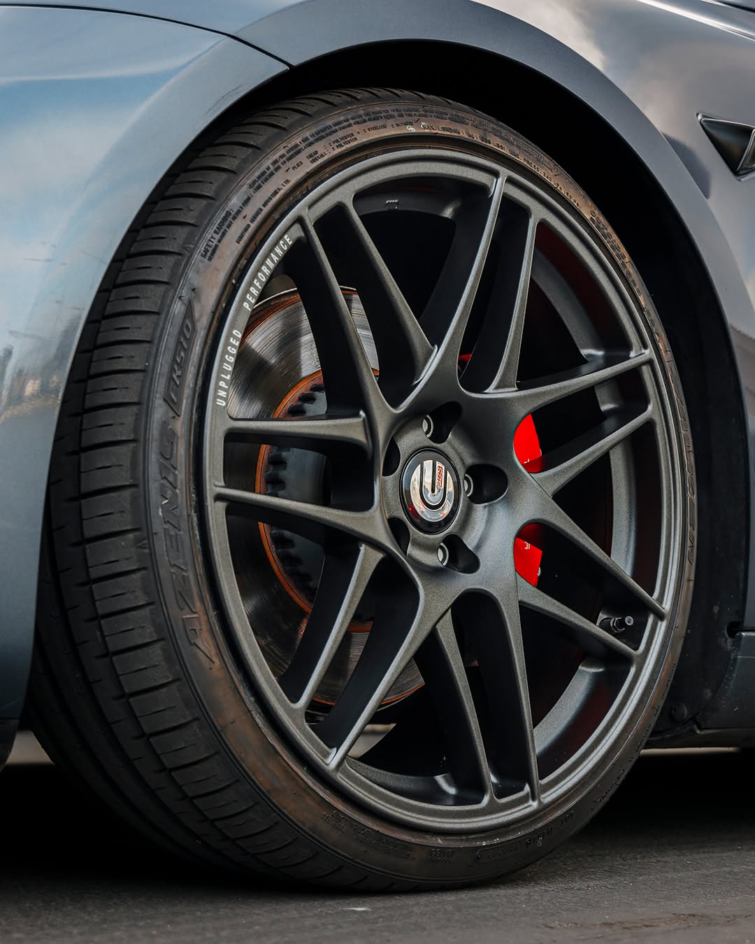 照片中展示的是UP x BBS飞机场轮毂，目前有售。独家BBS x Unplugged Performance设计。20×9 +32 OEM+适配，适用于任何Model Y或Model 3。库存即将售罄，此价格不会再出现。请在12月2日前尽快购买。 @unpluggedperformance