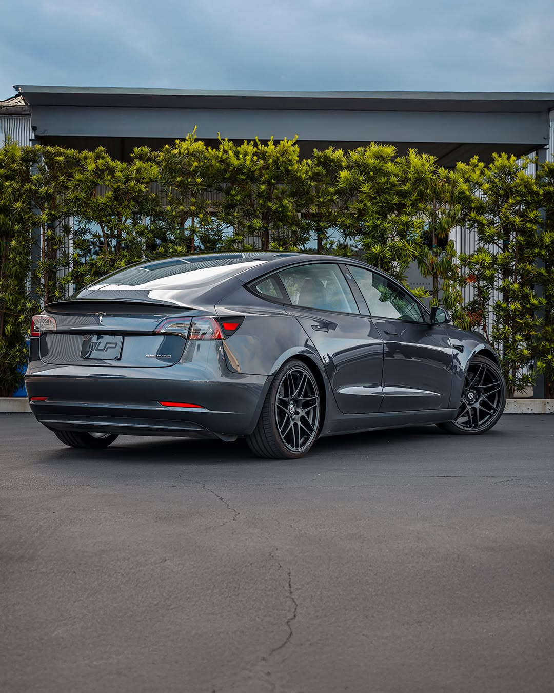 照片中展示的是UP x BBS飞机场轮毂，目前有售。独家BBS x Unplugged Performance设计。20×9 +32 OEM+适配，适用于任何Model Y或Model 3。库存即将售罄，此价格不会再出现。请在12月2日前尽快购买。 @unpluggedperformance