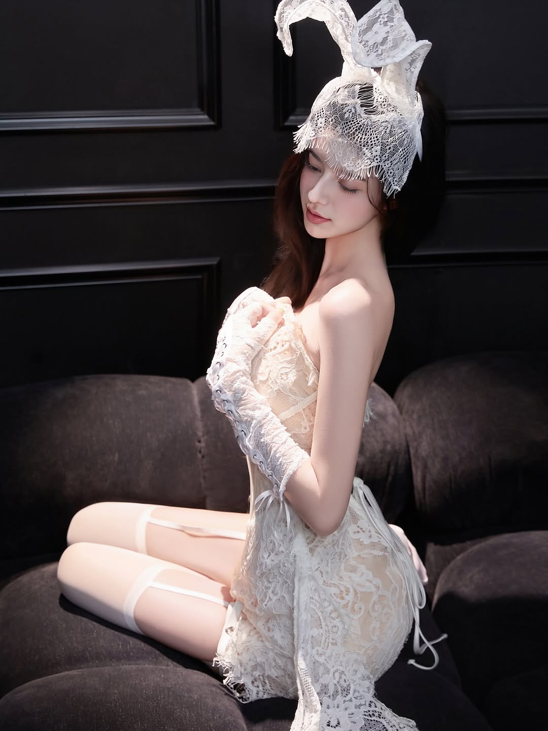 谁不爱兔子 🐇✨ 谁能抗拒这样的小兔子呢？ 🕊️ 轻轻眨眼，是心动的暗号。 在雪白蕾丝的梦里，兔子有点坏，也有点甜。 柔和的光线，柔软的蕾丝——一只兔子的小秘密让人心动不已。 🕊️💋 #兔女郎 #LaceBunny #白色蕾絲 #法式復古 #浪漫氛圍感 #BunnyGirl #LaceCorset #SoftAesthetic #CindyStudio2025 #FemininePower #LuxuryMood #IGGirls #SoftGlam #DreamyVibes @cindy.studio2025