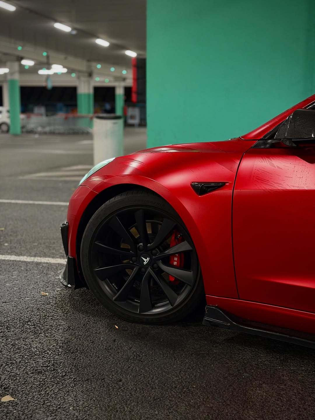 昨晚的驾驶感觉最好 ✨🌃 — 🔴 覆盖 @teckwrap_france ⚫️ 车身套件 @maxtondesign.fr ⚙️ 悬架 @astmotonsuspension 🛞 轮毂垫片 @bonosswheelspacers 🔙 尾翼 @cmsttuning — #tesla #teslamodel3 #mods #carphotography #covering #wrap #crimsonred #evmotion #evmotion商店 #bonoswheelspacers #astsuspension #teckwrap #evoffer #cmsttuning #wrappedtesla #wrapping @crimson_tm3