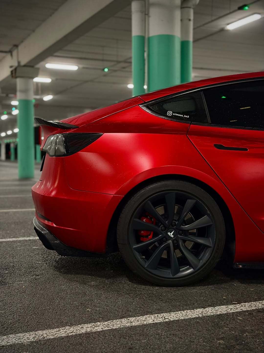 昨晚的驾驶感觉最好 ✨🌃 — 🔴 覆盖 @teckwrap_france ⚫️ 车身套件 @maxtondesign.fr ⚙️ 悬架 @astmotonsuspension 🛞 轮毂垫片 @bonosswheelspacers 🔙 尾翼 @cmsttuning — #tesla #teslamodel3 #mods #carphotography #covering #wrap #crimsonred #evmotion #evmotion商店 #bonoswheelspacers #astsuspension #teckwrap #evoffer #cmsttuning #wrappedtesla #wrapping @crimson_tm3