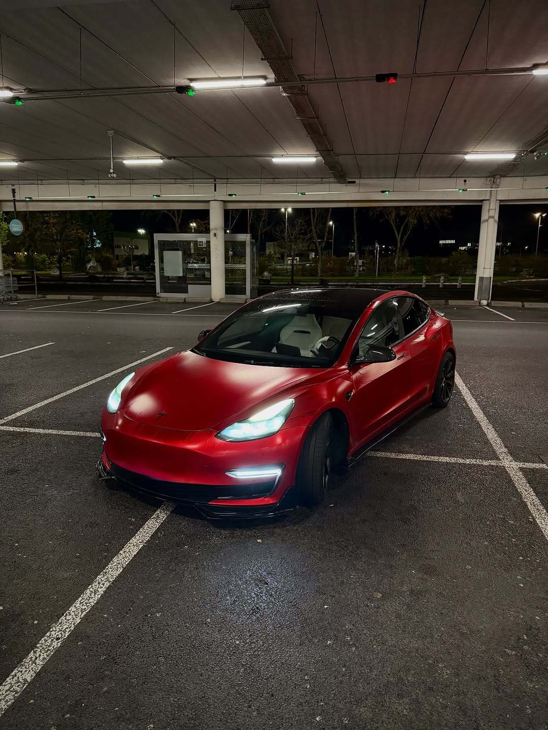 昨晚的驾驶感觉最好 ✨🌃 — 🔴 覆盖 @teckwrap_france ⚫️ 车身套件 @maxtondesign.fr ⚙️ 悬架 @astmotonsuspension 🛞 轮毂垫片 @bonosswheelspacers 🔙 尾翼 @cmsttuning — #tesla #teslamodel3 #mods #carphotography #covering #wrap #crimsonred #evmotion #evmotion商店 #bonoswheelspacers #astsuspension #teckwrap #evoffer #cmsttuning #wrappedtesla #wrapping @crimson_tm3