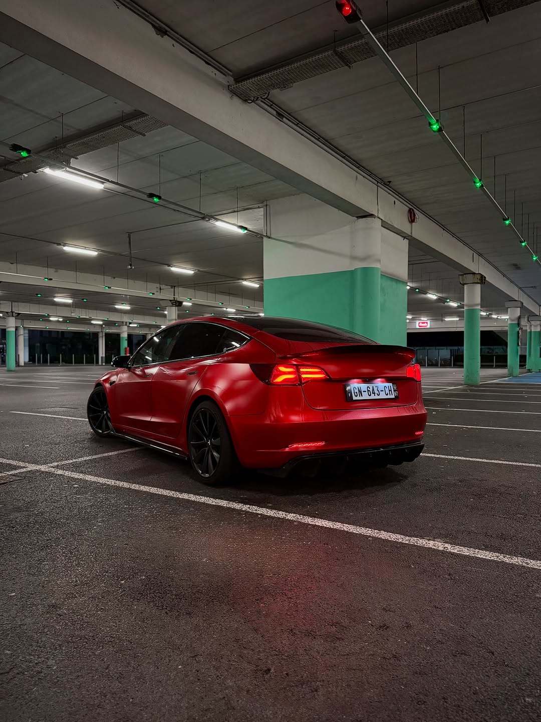 昨晚的驾驶感觉最好 ✨🌃 — 🔴 覆盖 @teckwrap_france ⚫️ 车身套件 @maxtondesign.fr ⚙️ 悬架 @astmotonsuspension 🛞 轮毂垫片 @bonosswheelspacers 🔙 尾翼 @cmsttuning — #tesla #teslamodel3 #mods #carphotography #covering #wrap #crimsonred #evmotion #evmotion商店 #bonoswheelspacers #astsuspension #teckwrap #evoffer #cmsttuning #wrappedtesla #wrapping @crimson_tm3