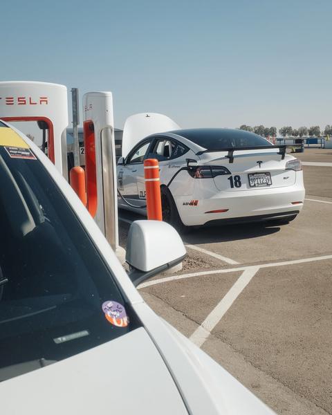 无插电表演不仅仅制造部件,我们还把经验武器化。Ascension-R生态系统中的每一个适合赛道的组件都诞生于派克峰的山地,并在决定圈速的地方进行精炼。Ascension-R后扰流板将这些来之不易的数据