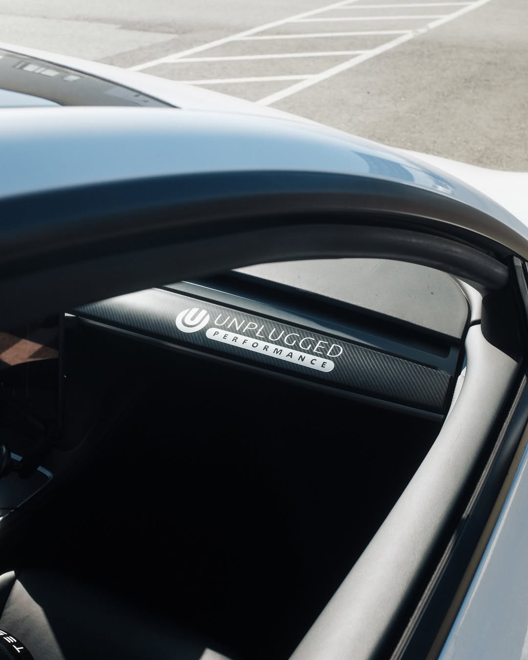 无插电表演不仅仅制造部件，我们还把经验武器化。Ascension-R生态系统中的每一个适合赛道的组件都诞生于派克峰的山地，并在决定圈速的地方进行精炼。Ascension-R后扰流板将这些来之不易的数据转化为你可以感受到的下压力——在里弗赛德及更远的地方，它干净、稳定且可预测地线性表现，让你可以更晚刹车、更早旋转，并毫无保留地加速。4点螺栓式安全带支架将你固定在一个专为真实负载和真实圈速设计的原厂级安装结构中，使你的安全带具有完美的几何形状，同时让你的大脑自由地以十分之一的速度驾驶而无需妥协。Ascension-R赛车桶形座椅采用刚性轻质外壳设计，以驾驶员为中心的人体工程学设计保持你的姿势中立，输入精准，从一个弯道到另一个弯道始终保持敏锐专注。 这些升级共同将汽车从快速转变为无情。空气动力平衡在巴顿维尔的颠簸和压缩中保持稳定。约束系统将循迹制动转化为一种可重复的艺术。座椅能将微小输入转化为巨大收益。这是从惩罚弱点的山地爬坡中提炼出的竞赛级工程，以一个你可以安装并驾驶的套装形式呈现。如果你的目标是统治——干净地驶出棉花玉米弯，勇敢地通过菲尔·希尔弯，并以数据支持的方格旗结束比赛——那么你来对地方了。Ascension-R不是看起来快，而是每圈都真正更快。 @unpluggedperformance