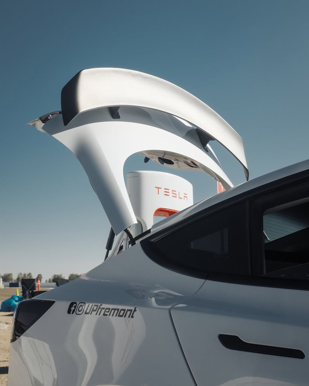 无插电表演不仅仅制造部件，我们还把经验武器化。Ascension-R生态系统中的每一个适合赛道的组件都诞生于派克峰的山地，并在决定圈速的地方进行精炼。Ascension-R后扰流板将这些来之不易的数据转化为你可以感受到的下压力——在里弗赛德及更远的地方，它干净、稳定且可预测地线性表现，让你可以更晚刹车、更早旋转，并毫无保留地加速。4点螺栓式安全带支架将你固定在一个专为真实负载和真实圈速设计的原厂级安装结构中，使你的安全带具有完美的几何形状，同时让你的大脑自由地以十分之一的速度驾驶而无需妥协。Ascension-R赛车桶形座椅采用刚性轻质外壳设计，以驾驶员为中心的人体工程学设计保持你的姿势中立，输入精准，从一个弯道到另一个弯道始终保持敏锐专注。 这些升级共同将汽车从快速转变为无情。空气动力平衡在巴顿维尔的颠簸和压缩中保持稳定。约束系统将循迹制动转化为一种可重复的艺术。座椅能将微小输入转化为巨大收益。这是从惩罚弱点的山地爬坡中提炼出的竞赛级工程，以一个你可以安装并驾驶的套装形式呈现。如果你的目标是统治——干净地驶出棉花玉米弯，勇敢地通过菲尔·希尔弯，并以数据支持的方格旗结束比赛——那么你来对地方了。Ascension-R不是看起来快，而是每圈都真正更快。 @unpluggedperformance