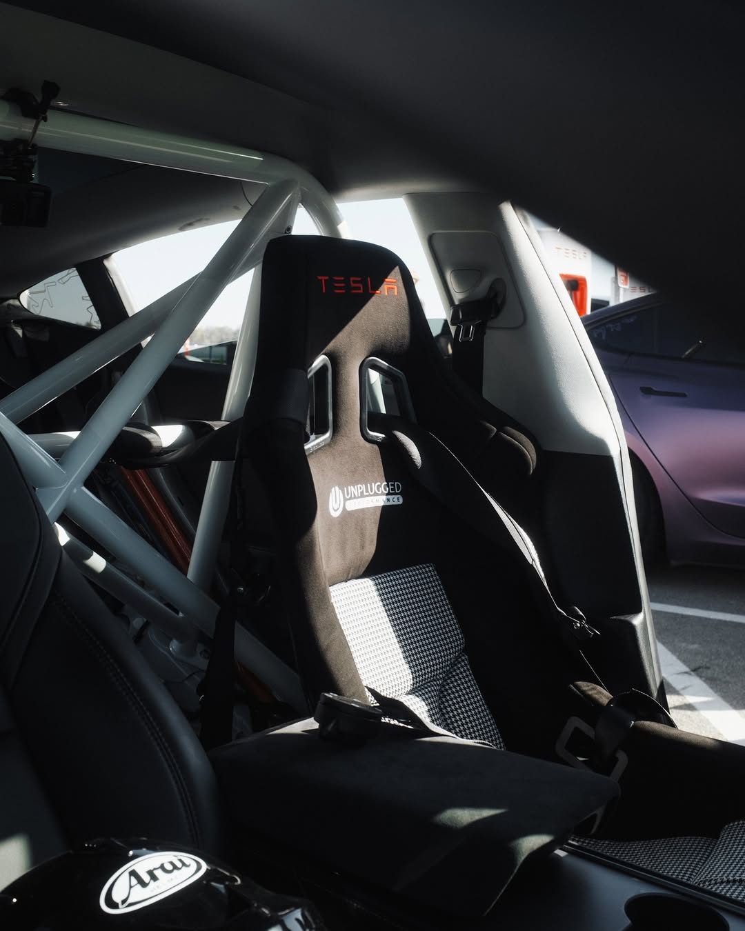 无插电表演不仅仅制造部件，我们还把经验武器化。Ascension-R生态系统中的每一个适合赛道的组件都诞生于派克峰的山地，并在决定圈速的地方进行精炼。Ascension-R后扰流板将这些来之不易的数据转化为你可以感受到的下压力——在里弗赛德及更远的地方，它干净、稳定且可预测地线性表现，让你可以更晚刹车、更早旋转，并毫无保留地加速。4点螺栓式安全带支架将你固定在一个专为真实负载和真实圈速设计的原厂级安装结构中，使你的安全带具有完美的几何形状，同时让你的大脑自由地以十分之一的速度驾驶而无需妥协。Ascension-R赛车桶形座椅采用刚性轻质外壳设计，以驾驶员为中心的人体工程学设计保持你的姿势中立，输入精准，从一个弯道到另一个弯道始终保持敏锐专注。 这些升级共同将汽车从快速转变为无情。空气动力平衡在巴顿维尔的颠簸和压缩中保持稳定。约束系统将循迹制动转化为一种可重复的艺术。座椅能将微小输入转化为巨大收益。这是从惩罚弱点的山地爬坡中提炼出的竞赛级工程，以一个你可以安装并驾驶的套装形式呈现。如果你的目标是统治——干净地驶出棉花玉米弯，勇敢地通过菲尔·希尔弯，并以数据支持的方格旗结束比赛——那么你来对地方了。Ascension-R不是看起来快，而是每圈都真正更快。 @unpluggedperformance