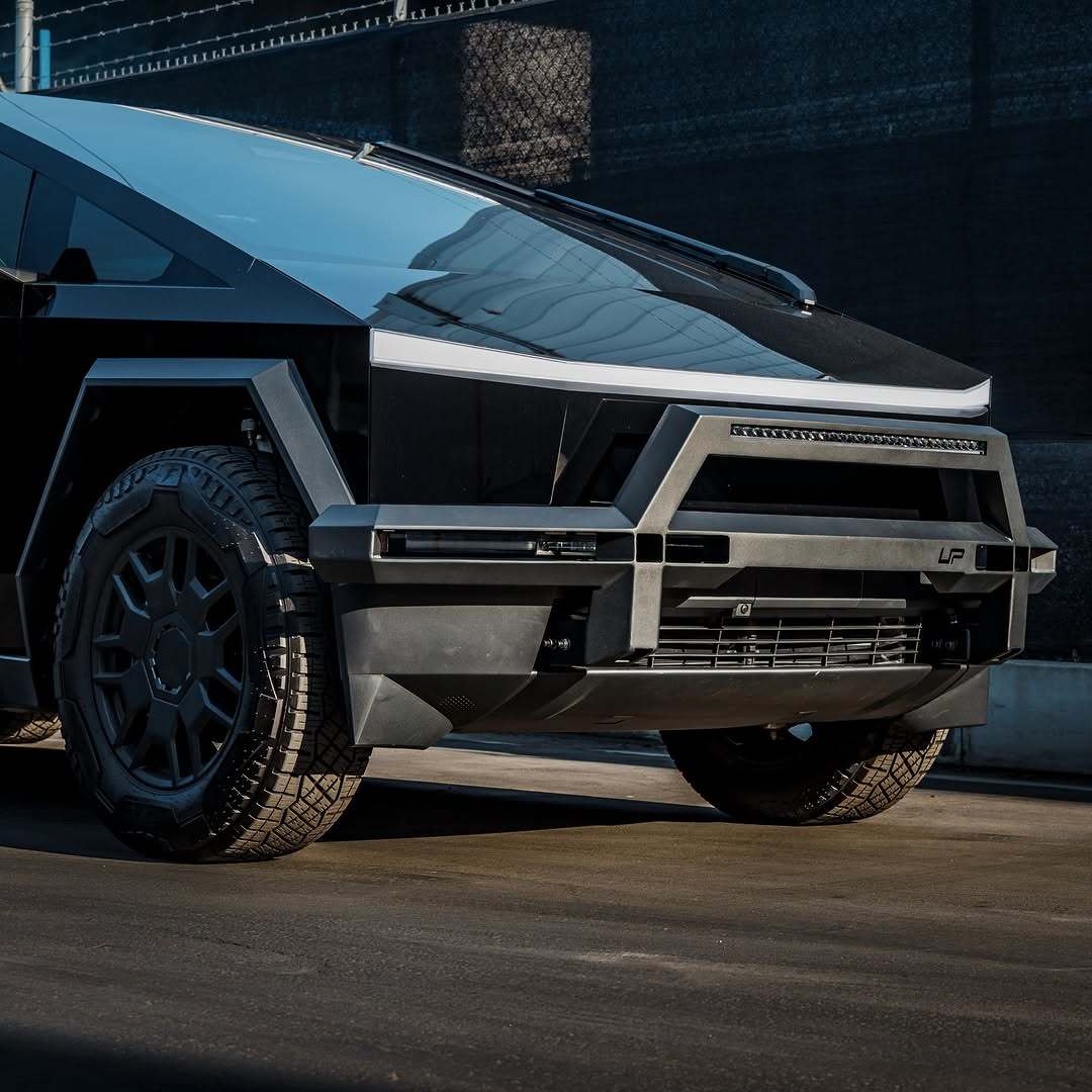 UP INVINCIBLE® HD 前牛头杠采用高强度碳钢制造,提供巨大的强度和耐用性。模块化可兼容绞盘的牛头杠是一个直接螺栓安装套件,可与特斯拉原厂前保险杠搭配使用。它安装在车架上,并可完全恢复到原厂规格。单独出售或可搭配可选升级配件,如绞盘或我们的32英寸LED灯条。🦅 由于需求旺盛,目前牛头杠已暂停订购,预计要到2026年初才能发货。今天下单即可确保您的配额 ✅ @unpluggedperformance