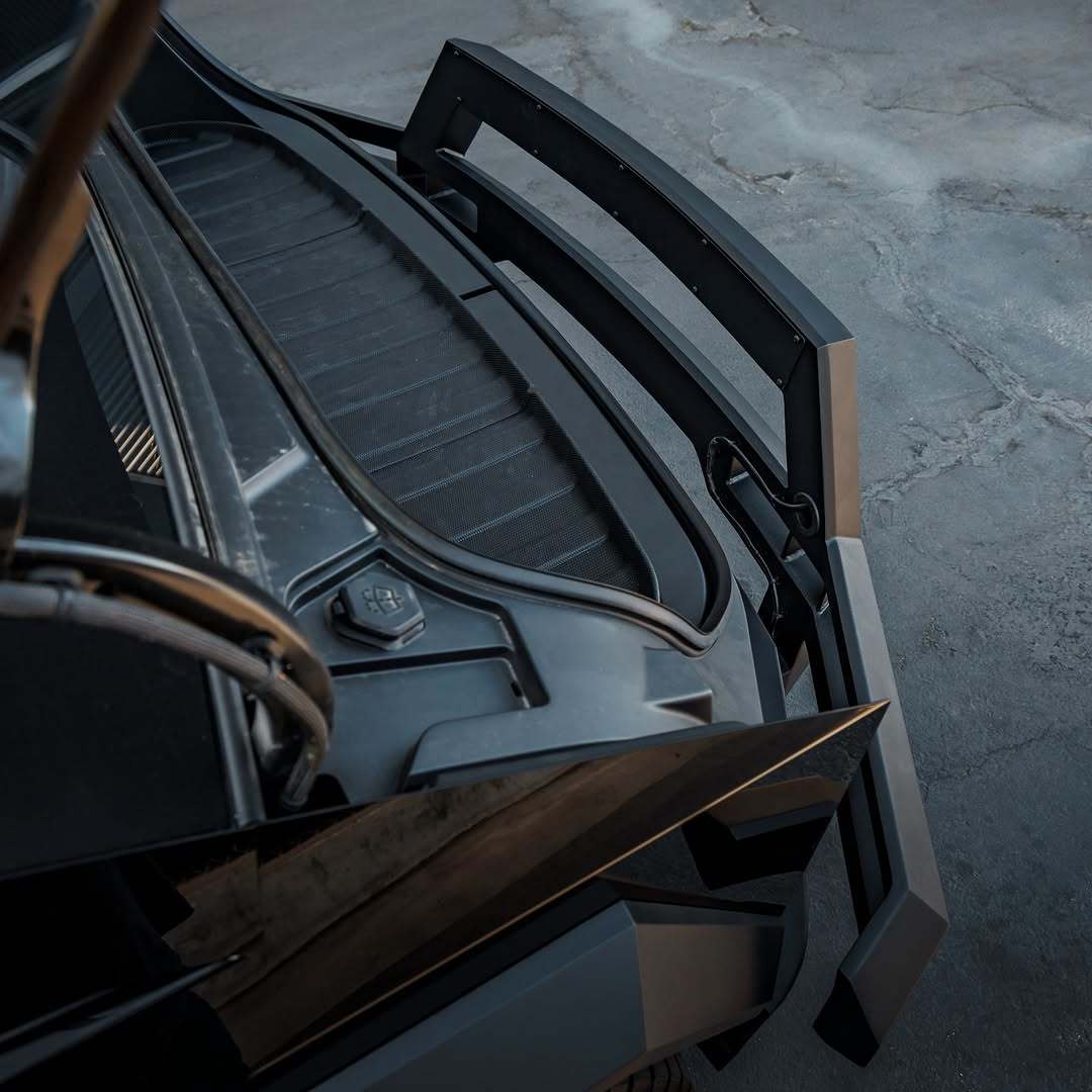 UP INVINCIBLE® HD 前牛头杠采用高强度碳钢制造,提供巨大的强度和耐用性。模块化可兼容绞盘的牛头杠是一个直接螺栓安装套件,可与特斯拉原厂前保险杠搭配使用。它安装在车架上,并可完全恢复到原厂规格。单独出售或可搭配可选升级配件,如绞盘或我们的32英寸LED灯条。🦅 由于需求旺盛,目前牛头杠已暂停订购,预计要到2026年初才能发货。今天下单即可确保您的配额 ✅ @unpluggedperformance