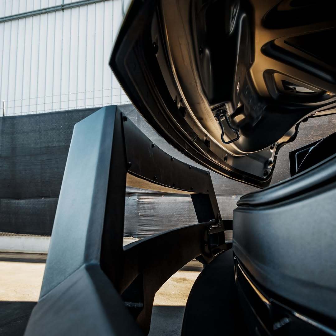 UP INVINCIBLE® HD 前牛头杠采用高强度碳钢制造,提供巨大的强度和耐用性。模块化可兼容绞盘的牛头杠是一个直接螺栓安装套件,可与特斯拉原厂前保险杠搭配使用。它安装在车架上,并可完全恢复到原厂规格。单独出售或可搭配可选升级配件,如绞盘或我们的32英寸LED灯条。🦅 由于需求旺盛,目前牛头杠已暂停订购,预计要到2026年初才能发货。今天下单即可确保您的配额 ✅ @unpluggedperformance