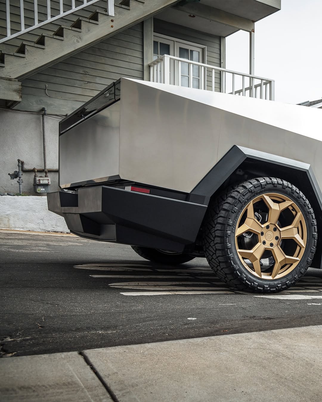 UP FORGED CYBRSPOKE轮毂采用的设计灵感源自Cybertruck毫不掩饰的粗犷风格，CYBRSPOKE呈现出一种精致而强势的外观，提升了卡车的整体形象。这是一款不会刻意吸引眼球的轮毂，它以实力赢得关注。24英寸的尺寸赋予车辆自信的姿态，增强了Cybertruck戏剧性的比例感，设计有意为之，是特斯拉Cybertruck的直接升级配件。 这款轮毂的结构源于粗犷主义设计，其特点是锐利、棱角分明的面板占据每个辐条。这种设计不依赖曲线或含蓄来掩饰自己，而是诚实、激进且毫不掩饰地展现出几何美感，完美呼应了特斯拉Cybertruck的棱角分明的外骨骼结构。 @unpluggedperformance