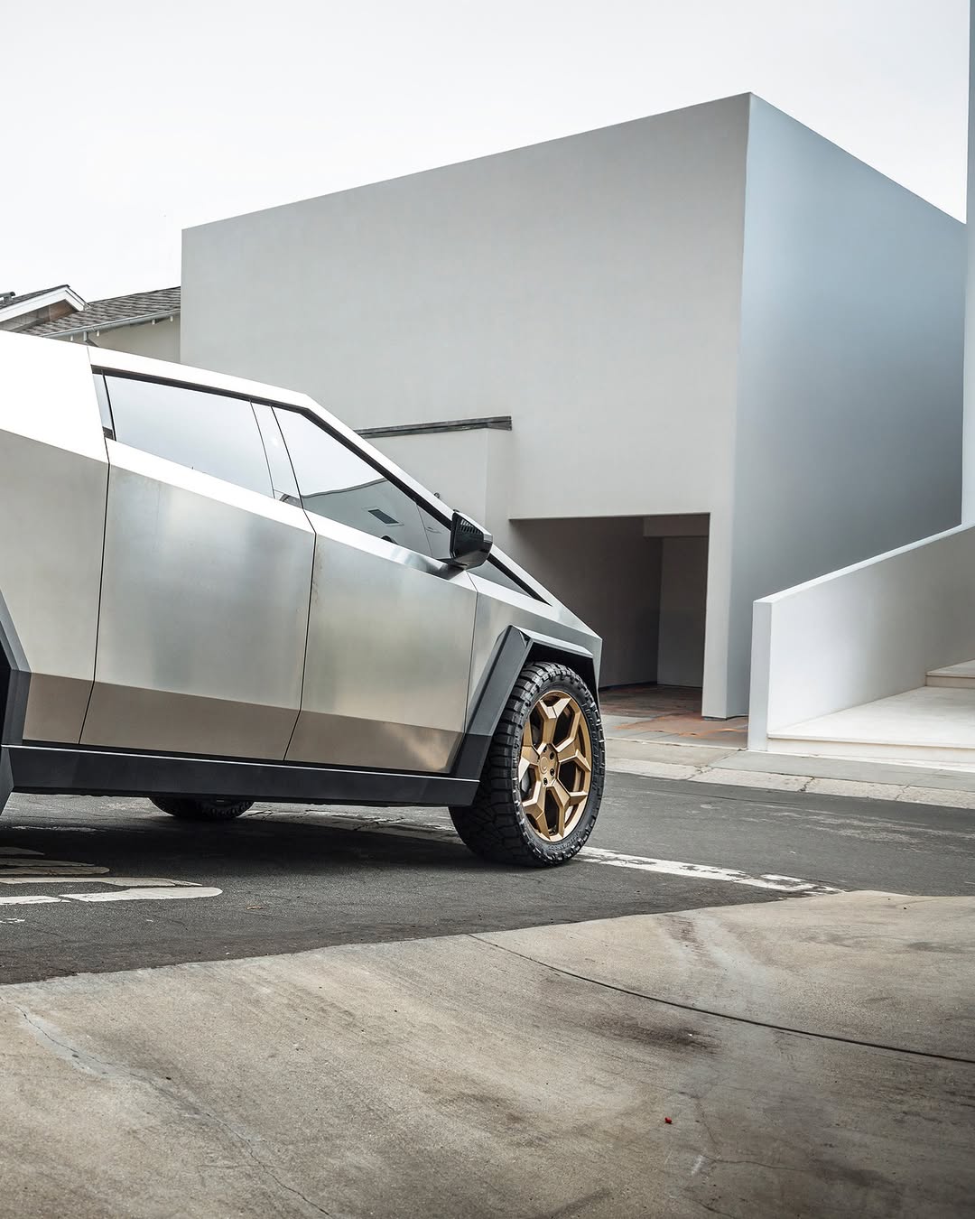 UP FORGED CYBRSPOKE轮毂采用的设计灵感源自Cybertruck毫不掩饰的粗犷风格，CYBRSPOKE呈现出一种精致而强势的外观，提升了卡车的整体形象。这是一款不会刻意吸引眼球的轮毂，它以实力赢得关注。24英寸的尺寸赋予车辆自信的姿态，增强了Cybertruck戏剧性的比例感，设计有意为之，是特斯拉Cybertruck的直接升级配件。 这款轮毂的结构源于粗犷主义设计，其特点是锐利、棱角分明的面板占据每个辐条。这种设计不依赖曲线或含蓄来掩饰自己，而是诚实、激进且毫不掩饰地展现出几何美感，完美呼应了特斯拉Cybertruck的棱角分明的外骨骼结构。 @unpluggedperformance