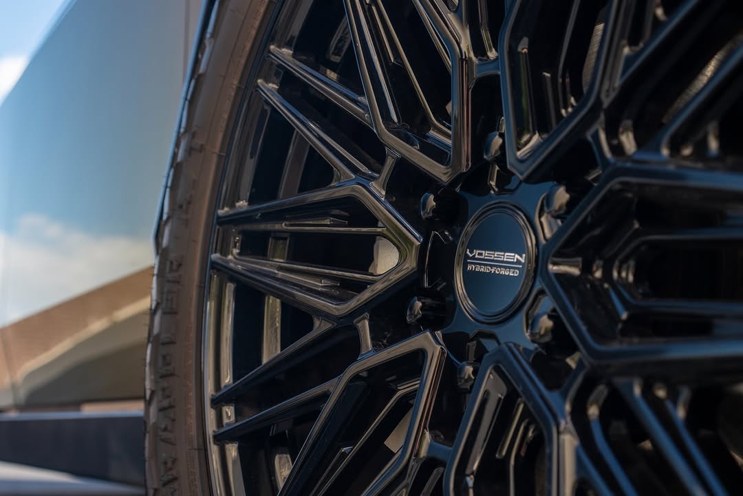 变色龙 Cybertruck 搭载Vossen轮毂并采用色彩变幻的涂装，这辆改装车在路上一定会引起轰动。 大胆、响亮、无法忽视，正合我们心意。 • • • • __ 联系方式 (650) 562-7034 sales@sscamerica.com __ #explore #explore更多 #sscustoms #westcoastoriginal #photos #reels #post #vehicleenhancementstudio #vehicleenhancement #protection #vinyl #prints #vinyl设计 #viral @sscustoms