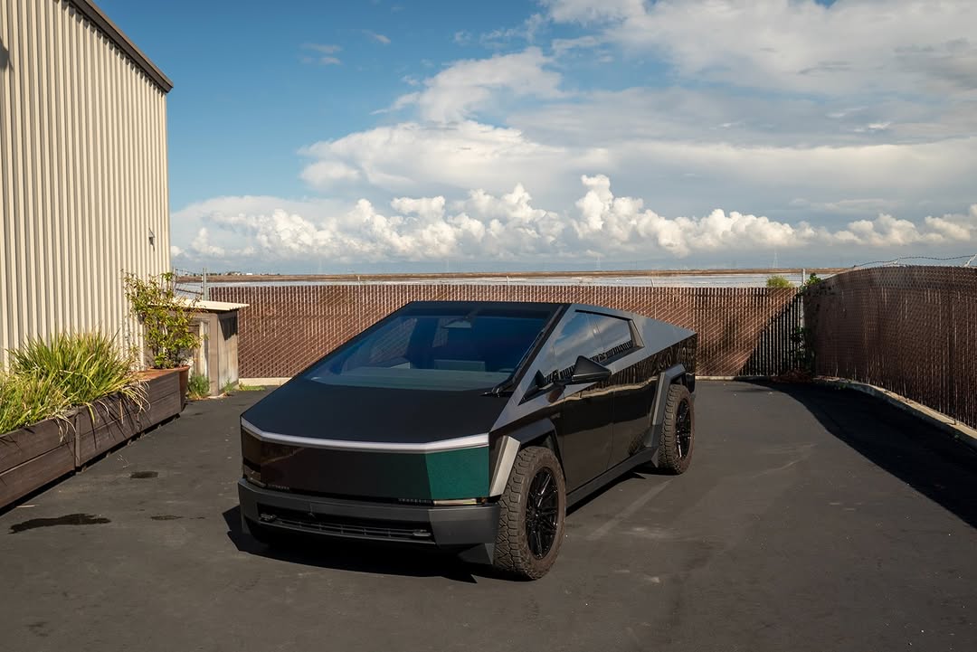 变色龙 Cybertruck 搭载Vossen轮毂并采用色彩变幻的涂装，这辆改装车在路上一定会引起轰动。 大胆、响亮、无法忽视，正合我们心意。 • • • • __ 联系方式 (650) 562-7034 sales@sscamerica.com __ #explore #explore更多 #sscustoms #westcoastoriginal #photos #reels #post #vehicleenhancementstudio #vehicleenhancement #protection #vinyl #prints #vinyl设计 #viral @sscustoms