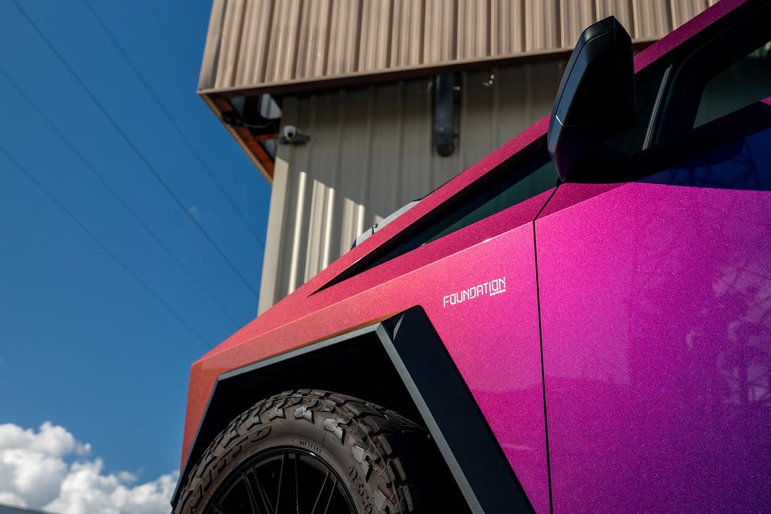 变色龙 Cybertruck 搭载Vossen轮毂并采用色彩变幻的涂装，这辆改装车在路上一定会引起轰动。 大胆、响亮、无法忽视，正合我们心意。 • • • • __ 联系方式 (650) 562-7034 sales@sscamerica.com __ #explore #explore更多 #sscustoms #westcoastoriginal #photos #reels #post #vehicleenhancementstudio #vehicleenhancement #protection #vinyl #prints #vinyl设计 #viral @sscustoms