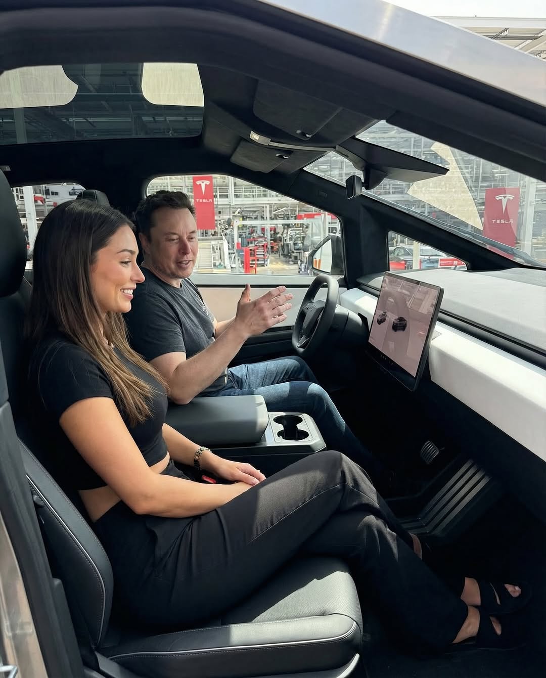 特斯拉Cybertruck是一款全电动皮卡，凭借其激进的未来主义、棱角分明的设计和不锈钢外骨骼车身而脱颖而出。特斯拉没有采用传统的喷漆外表面和弯曲的钣金件，而是选择了超硬的冷轧不锈钢，创造出平坦、几何化的表面，使车辆呈现出 unmistakable（不可否认的）“赛博朋克”风格。这种材料非常坚固，抗凹痕、划痕和腐蚀，尽管维修比传统车辆更困难。Cybertruck采用一体式车身结构，外饰板作为结构框架的一部分，结合电池组地板，提高了刚性并降低了重心。这辆皮卡长度约为5.68米，宽度超过2米，高度约为1.74-1.79米，轴距长达约3.63米，使其在道路上具有显著的存在感和宽敞的车厢空间。车内可容纳五人，内饰简约，以一块大型中央触摸屏为主导。高端配置还包括后座显示屏。转向系统采用现代的“线控转向”设置，并配备四轮转向，使后轮能够转向以减小转弯半径，使这辆大型车辆出乎意料地灵活。 - - - 此图是AI生成的，仅用于娱乐目的。它不反映真实事件或真实代言。 @emilypellegrini