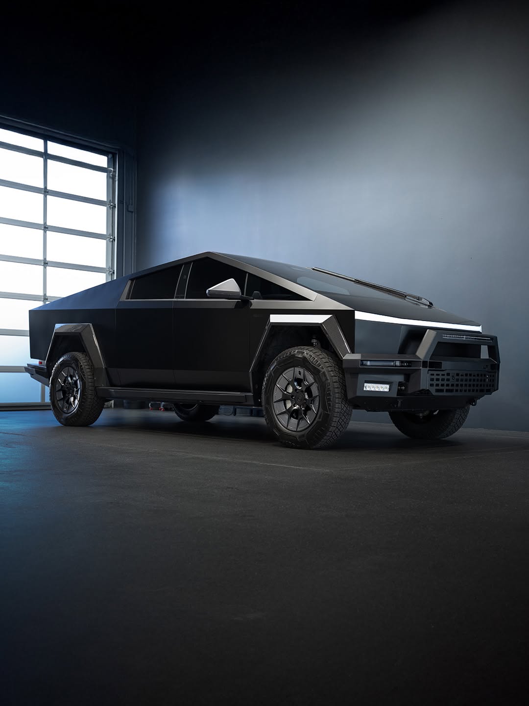 体验Cybertruck轮毂工程的巅峰之作——全新UP-RW CYBER轮毂——采用锻造6061-T6一体式结构，结合结构化气动盘设计，提供行业领先的强度和工厂级的空气动力学效率。每轮具有无与伦比的1,450公斤以上载重能力，是目前最强的Cybertruck轮毂，专为拖拽、装载、越野使用和高里程实用而打造。其空气动力学外形与特斯拉最高效的轮毂相匹配，确保最大续航，同时不牺牲耐用性或风格。 配备完全集成的金属轮毂保护条，直接设计在轮毂上，可有效防止日常使用中的轮毂刮伤、岩石和崎岖地形的损害。与原厂20英寸Cybertruck轮胎无缝兼容，UP-RW Cyber安装简便，从第一天起就能提升卡车的性能。大胆、耐用且毫不妥协地实用，它体现了Cybertruck所代表的一切——力量、效率和不可阻挡的能力。 @unpluggedperformance