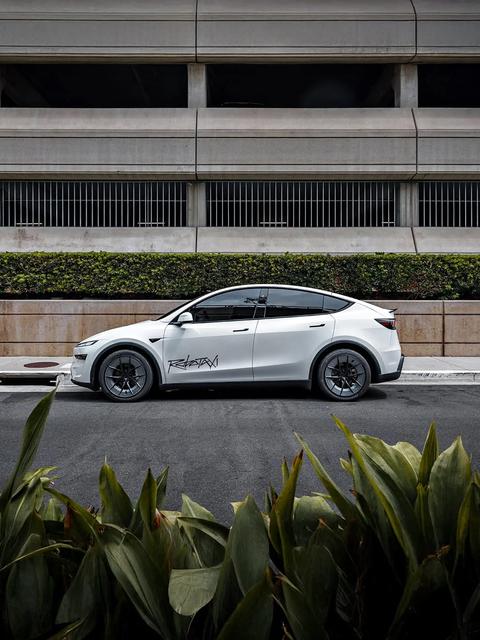 未来之轮,专为自动驾驶时代设计。现已提供18英寸、19英寸和20英寸规格,适用于Model 3、Y和CYBERTRUCK。 @unpluggedperformance